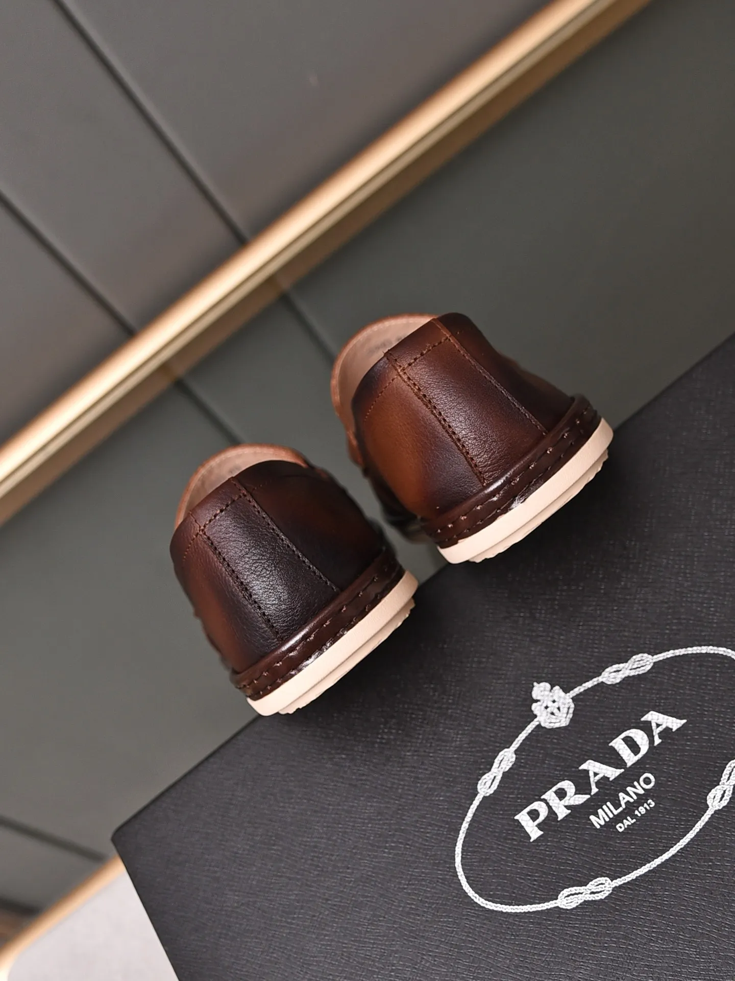 👟👟👟Men's Men's Shoes💰P460 [Artificial Rubbing Color]🆕🔥New Updates🔥👟PRADA (Prada) new products are released, imported soft cowhide, fashionable to allow air to penetrate the entire shoe, awesome shoes [strong] bring extremely comfortable and breathable feeling! Beautiful inside and out! Exquisite workmanship, top-grade cowhide material, 😌Size: 38~44, single color choice.